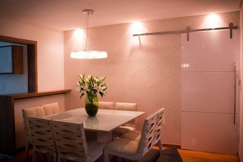 17. Formatos circulares s&atilde;o t&iacute;picos dos lustres simples. Projeto de Studio Due Arquitetura