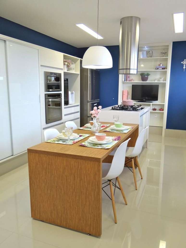 21. Muitos lustres simples s&atilde;o &oacute;timos para iluminarem mesas. Projeto de Belissa Corral