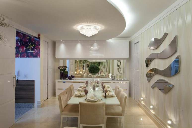 25. Os lustres simples sem pendentes s&atilde;o comuns. Projeto de Iara Kilaris