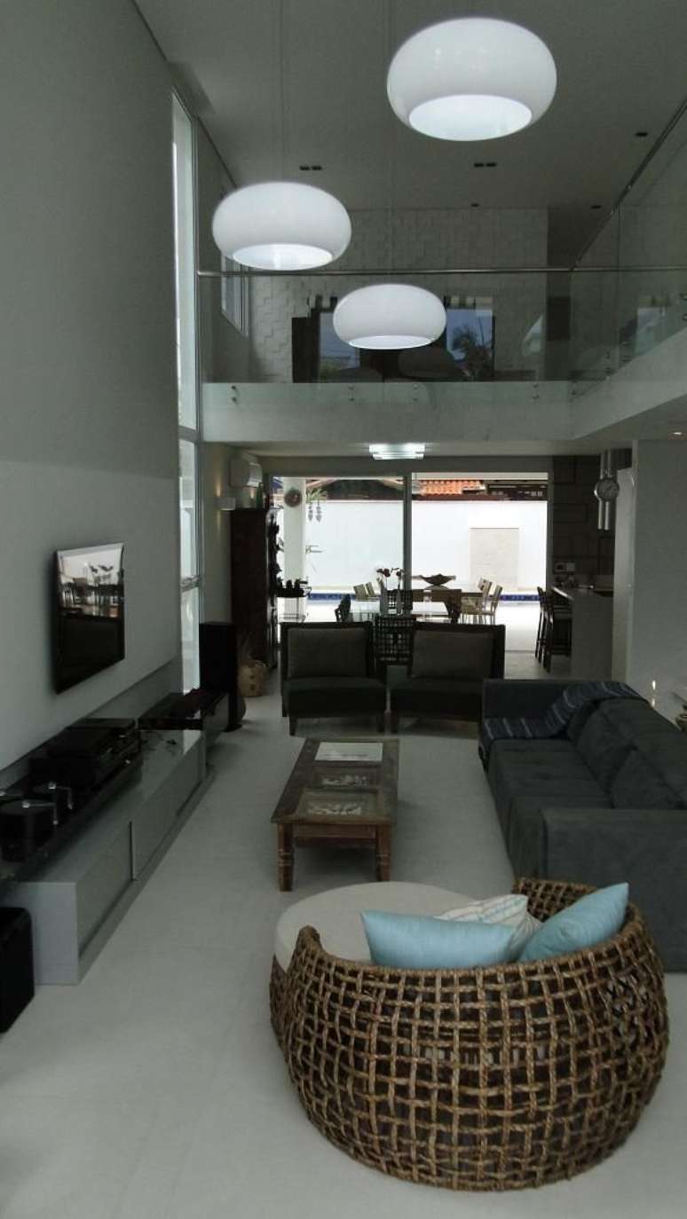 2. Lustres simples para sala s&atilde;o &oacute;timos para muitas decora&ccedil;&otilde;es. Projeto de Nat&aacute;lia Pini