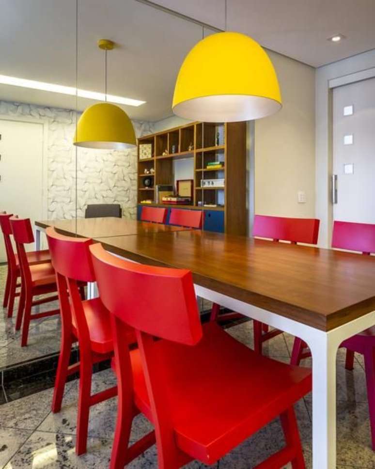 31. Os lustres simples podem ter destaque pela cor. Projeto de Enzo Sobocinski