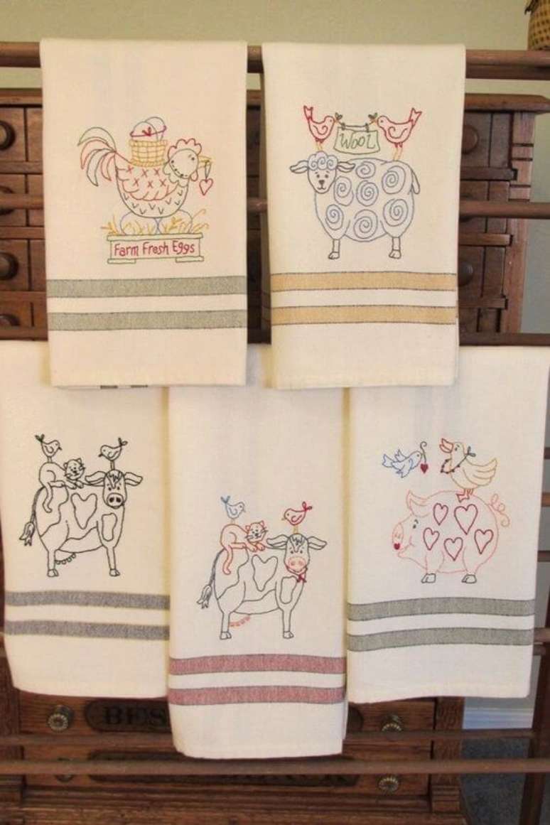 77. O pano de prato bordado &eacute; lindo para compor a decora&ccedil;&atilde;o da sua casa &ndash; Por: Pinterest