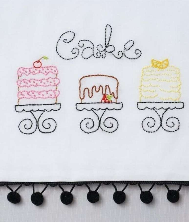 81. O pano de prato bordado com a tem&aacute;tica da cozinha &eacute; uma linda op&ccedil;&atilde;o para decorar o ambiente &ndash; Por: Etsy