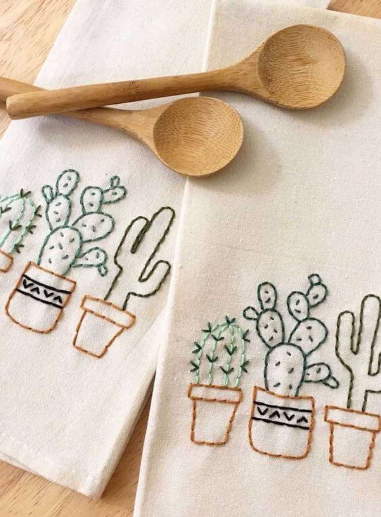 83. Pano de prato bordado com cactos &ndash; Por: Pinterest