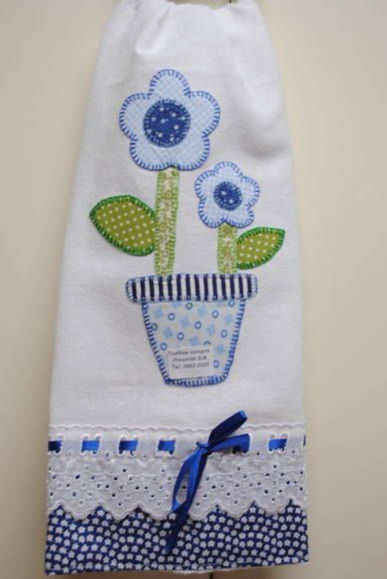 6. Pano de prato bordado em patchwork com vasinho de flores simples – Por: Pinterest