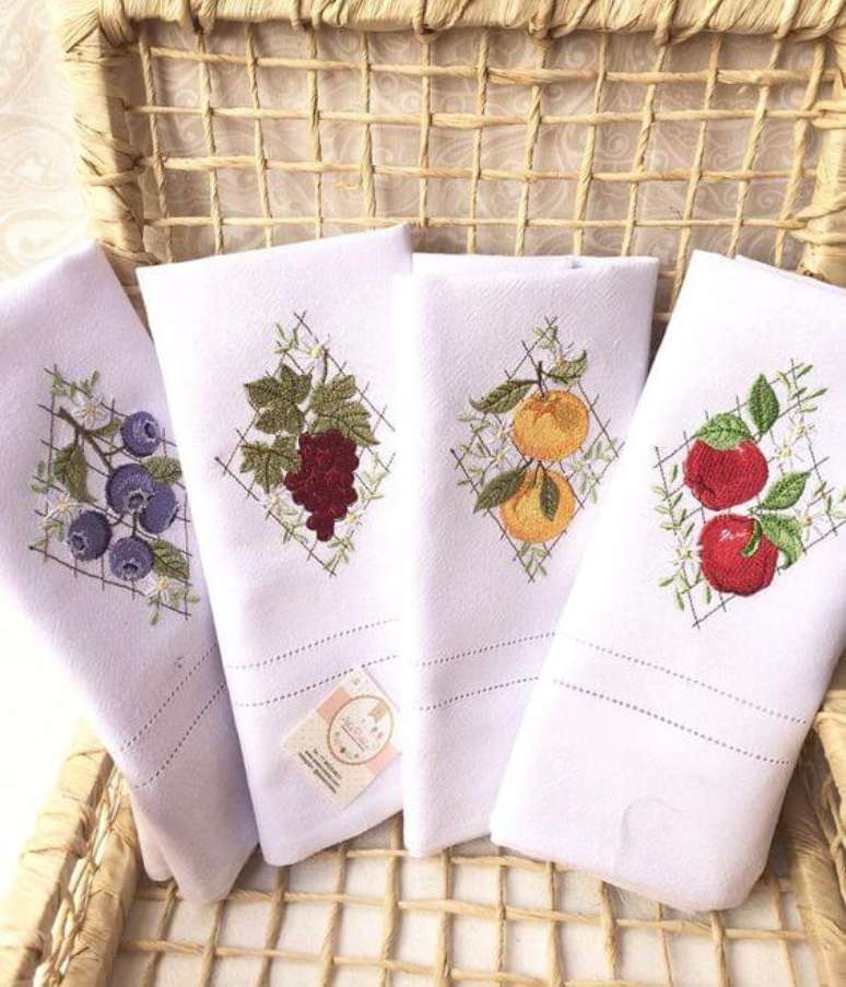 10. Pano de prato bordado com frutas &ndash; Por: Pinterest