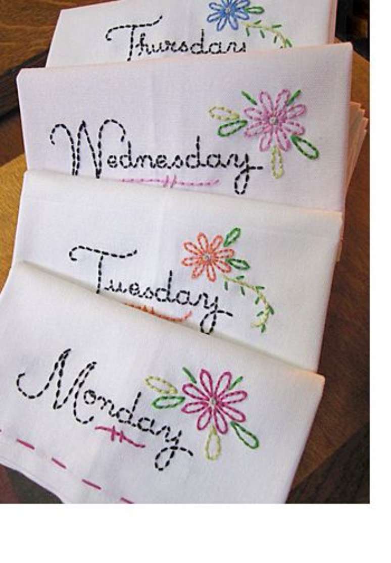 15. Pano de prato bordado com os dias da semana &ndash; Por: Sublime Stitching