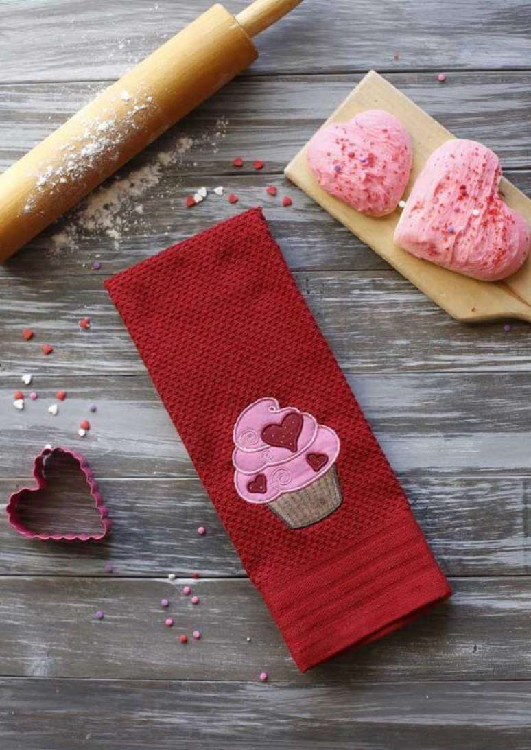 19. Pano de prato bordado com o desenho de cupcake &ndash; Por: Pinterest
