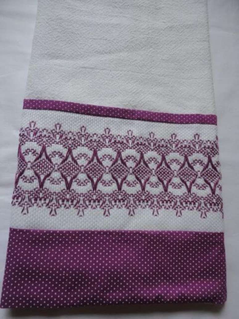 56. Pano de prato bordado com vagonite roxo &ndash; Por: Pinterest