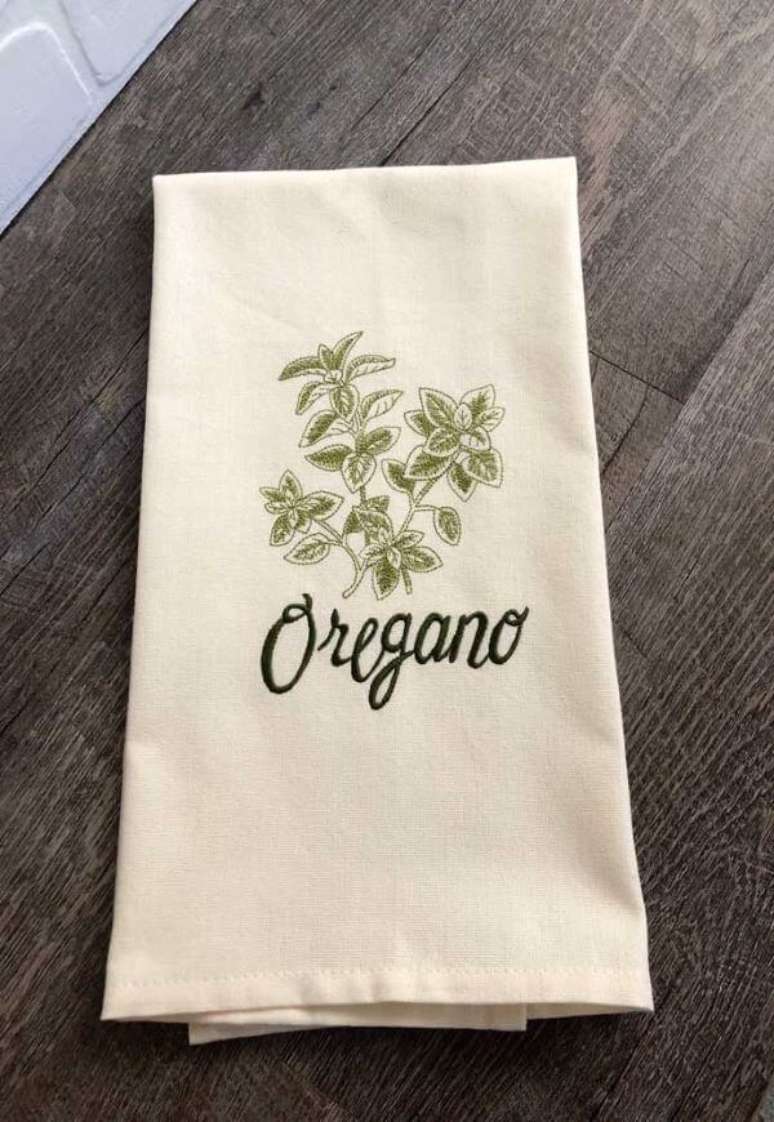 64. Pano de prato bordado com nomes de temperos &ndash; Por: Pinterest