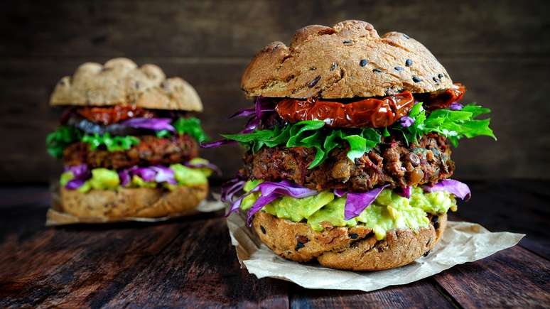 Hambúrgueres veganos como esse podem ser uma alternativa à carne