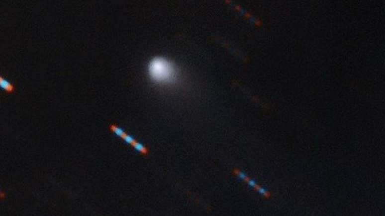 Em sua primeira foto, o novo visitante interestelar mostra sua cauda de cometa. As imagens vermelhas e azuis correspondem a estrelas distorcidas pelo movimento do cometa.