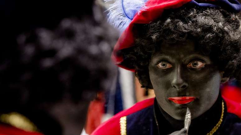 A Holanda tem costume de usar 'blakcface' num festival anual para criar o personagem Black Pete, que acompanha o Papai Noel