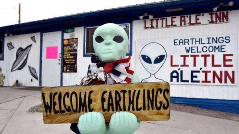 Algumas empresas locais da pequena cidade de Rachel adotaram a associação da Área 51 com a mitologia alienígena