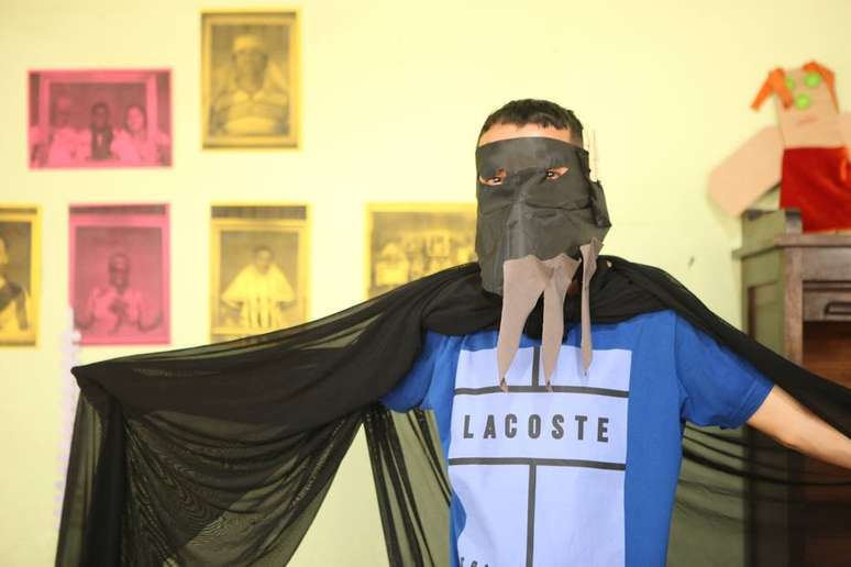 Usu&aacute;rio do Centro de Apoio Psicossocial (Caps) em atividade art&iacute;stica desenvolvida na segunda-feira pela equipe do festival Soy Loco Por Ti Juquery.