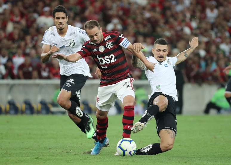 Everton Ribeiro em ação contra o Santos.