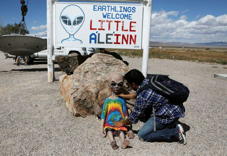 Homem coloca boneco de alienígena em frente ao Little A'Le'Inn, perto da Área 51, em Rachel, Nevada
19/09/2019
REUTERS/Jim Urquhart