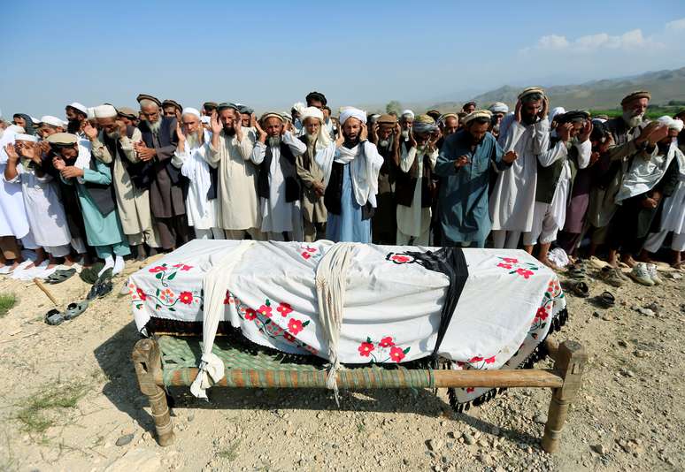 Familiares e moradores oram em frente ao caixão de uma das vítimas de ataque de drone dos EUA em  Khogyani, no Afeganistão
19/09/2019
REUTERS/Parwiz