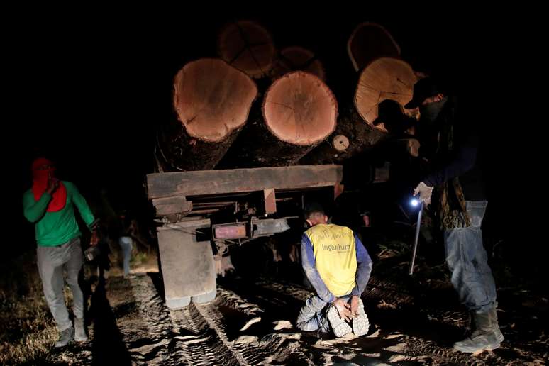 "Guardiões da floresta" detém madeireiro ilegal na Terra Indígena Araribóia, no Maranhão
17/09/2019
REUTERS/Ueslei Marcelino 