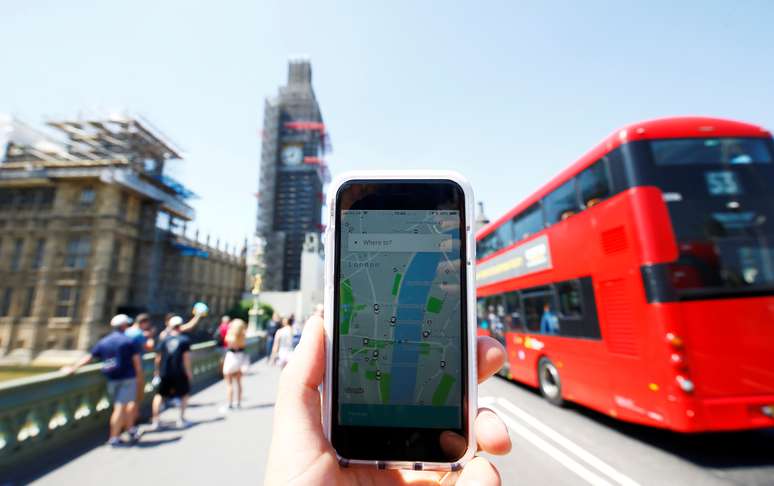 Ilustração mostra aplicativo do Uber e um ônibus em Londres. 25/6/2018. REUTERS/Henry Nicholls