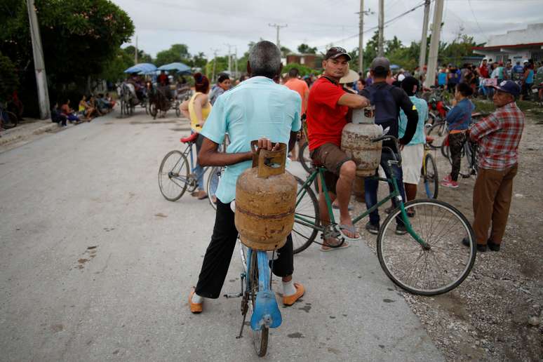 Pessoas aguardam em fila para comprar gás de cozinha em Jesús Menéndez, em Cuba
REUTERS/Fernando Medina