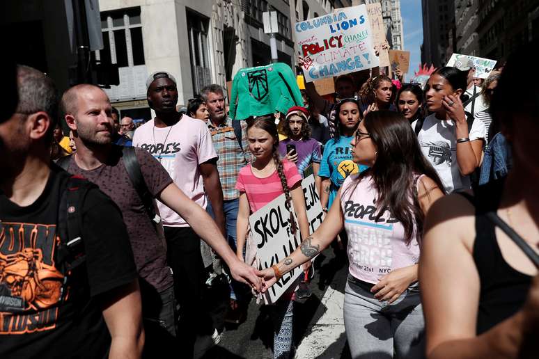 Ativista sueca Greta Thunberg (no centro) participa de manifestação em Nova York
20/09/2019
REUTERS/Shannon Stapleton