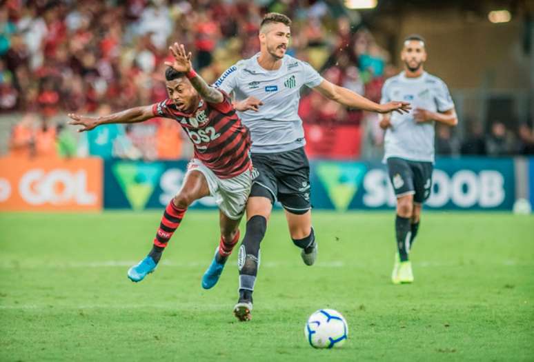 Gustavo Henrique recebeu o terceiro cartão amarelo contra o Flamengo (Foto: Maga Jr/O Fotográfico)