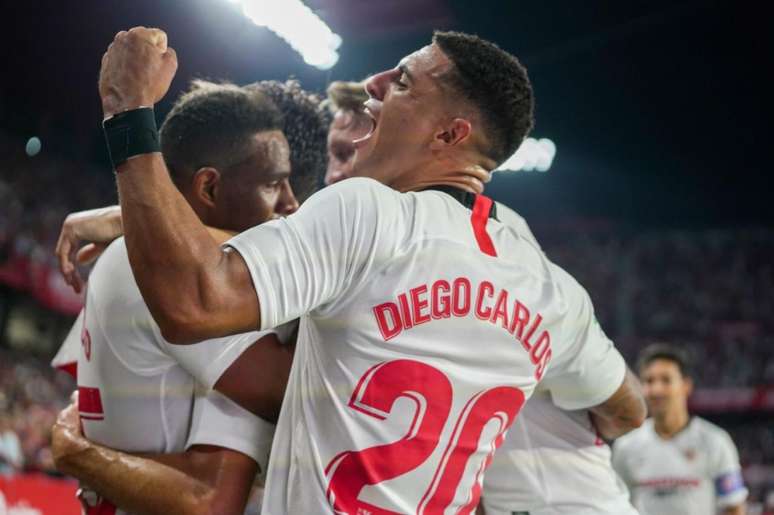 Brasileiro em campo com o Sevilla (Foto: AFP)