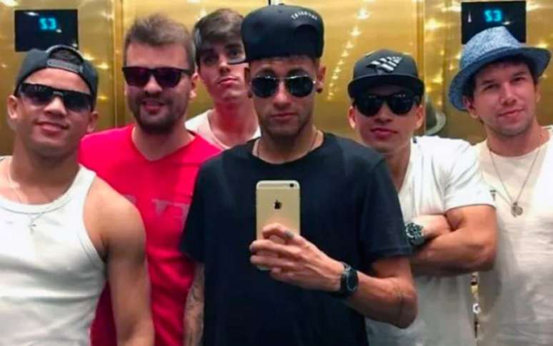 Gustavo Almeida (de camisa rosa) publicou uma foto com Neymar e os "parças" (Foto: Reprodução/Instagram)