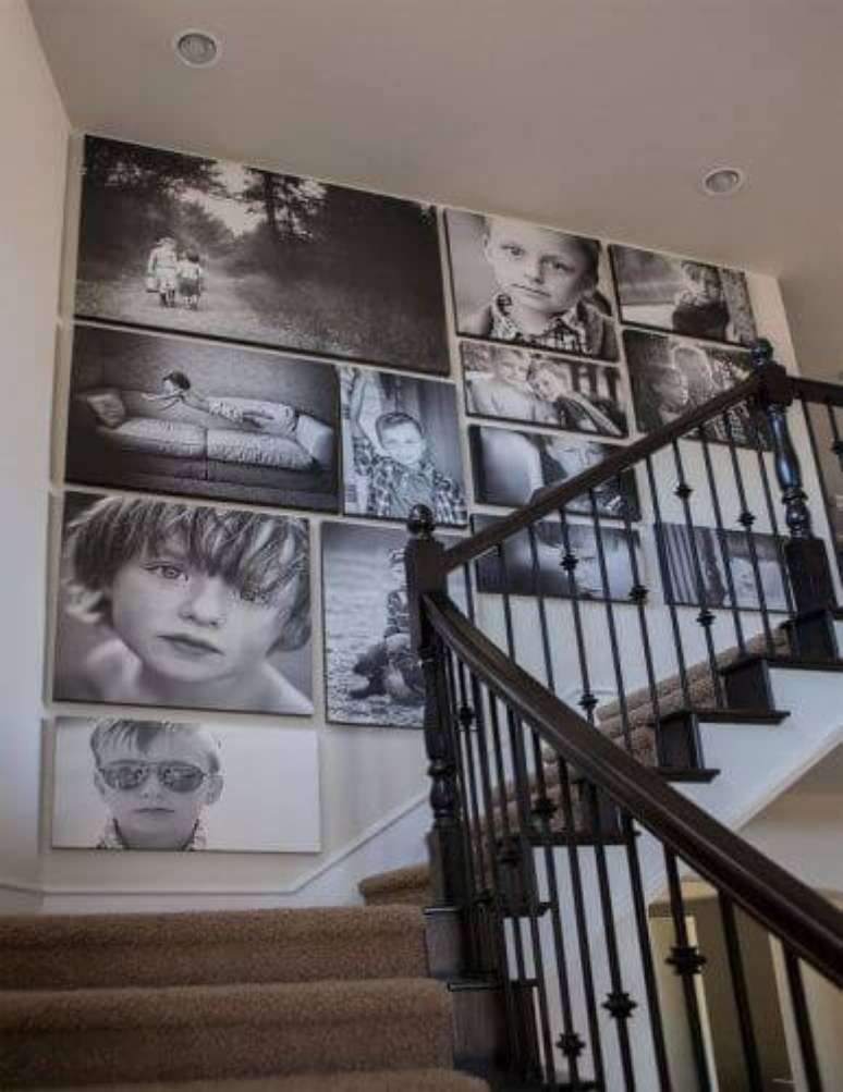 63. Como fazer painel de fotos em preto e branco na escada – Por: Pinterest