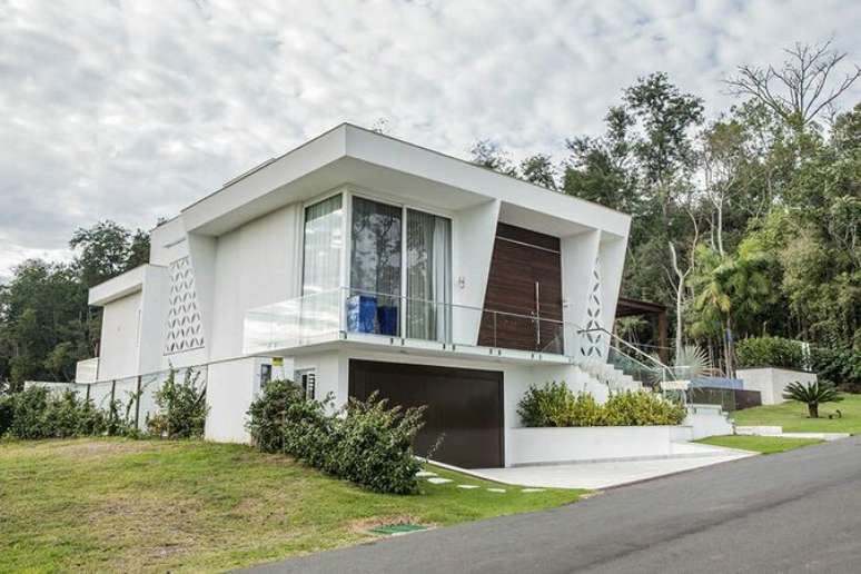 40. Esta casa moderna se destaca pelas esquadrias de alumínio. Foto: Revista Viva Decora.