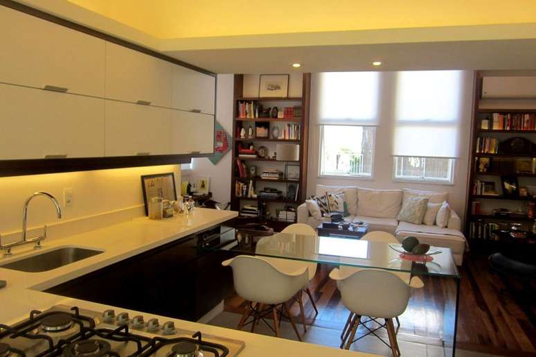 30. Esquadrias de alum&iacute;nio n&atilde;o carregam o ambiente. Projeto de Angela Damasceno Werneck