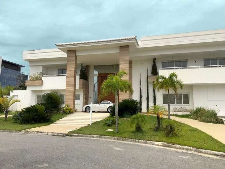 44. Casas de luxo usam muito as esquadrias de alum&iacute;nio. Foto: Revista Viva Decora.