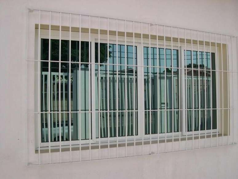 Lindas janelas decorativas de alumínio com pequenas aberturas
