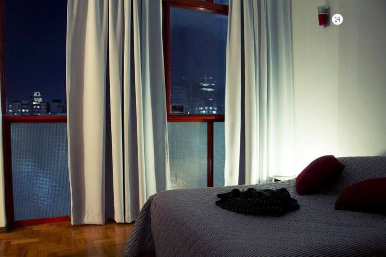 13. &Eacute;&nbsp;poss&iacute;vel encontrar at&eacute; mesmo esquadrias de alum&iacute;nio vermelhas. Projeto de Casa Aberta