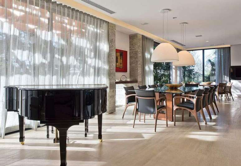 38. As esquadrias de alum&iacute;nio com vidro s&atilde;o perfeitas para iluminar os ambientes. Projeto de Leonardo Muller