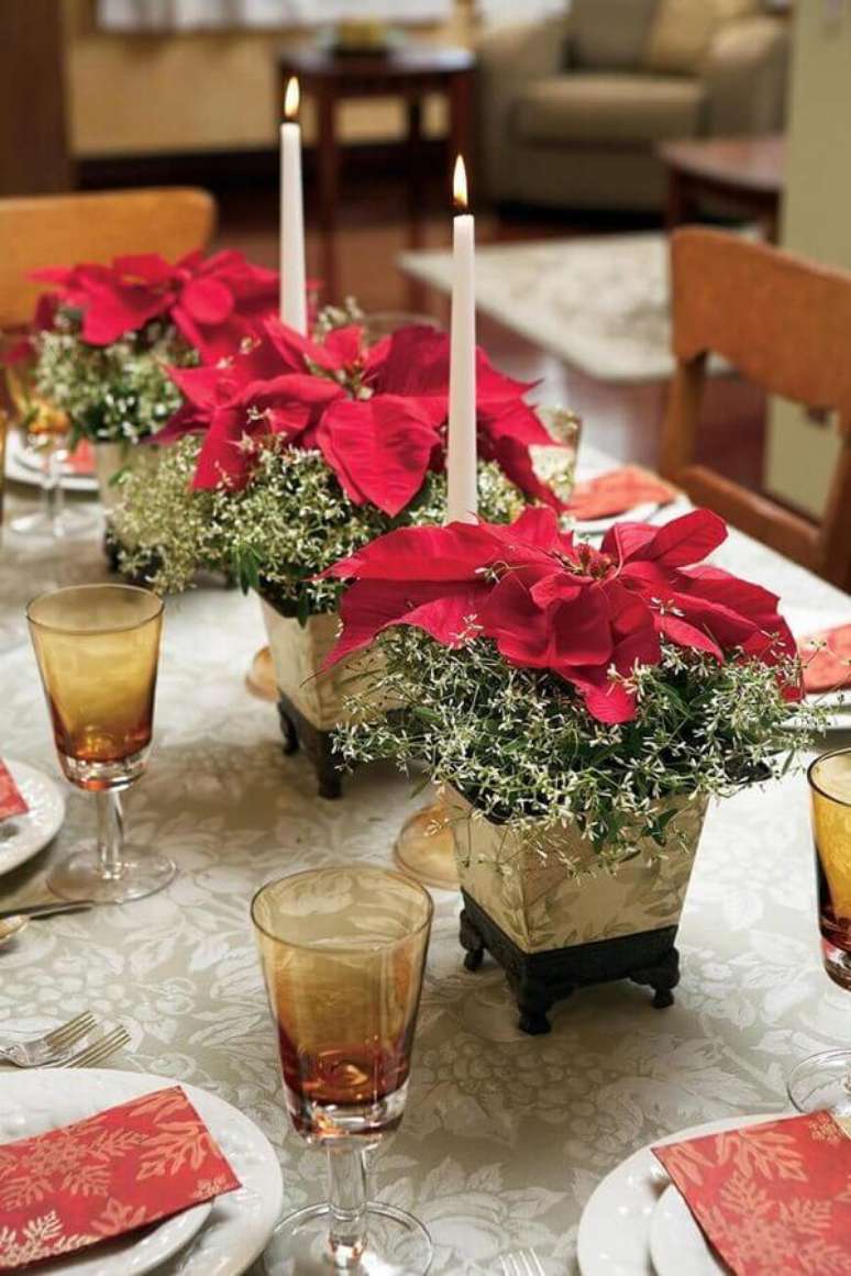 1- A flor de natal é muito utilizada na decoração da mesa das ceias de fim de ano. Fonte: Studio Lab Decor