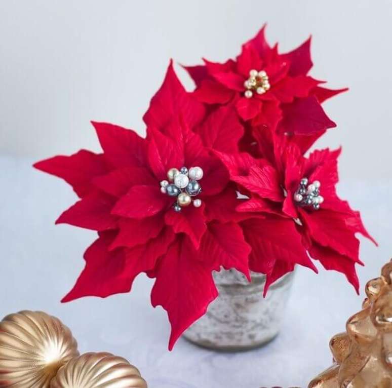 23- A flor de natal em biscuit é ideal para arranjos de varandas. Fonte: Pinterest