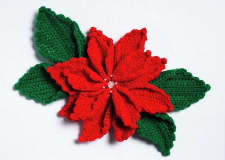 24- O artesanato com flor de natal em croch&ecirc; &eacute; muito utilizado como apliques para almofadas e cortinas. Fonte: Pinterest