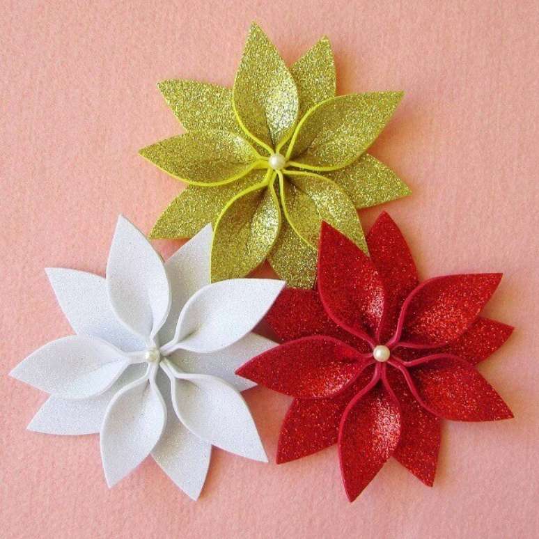 28- A flor de natal em EVA tem p&eacute;rola no centro da flor como acabamento. Fonte: Pinterest