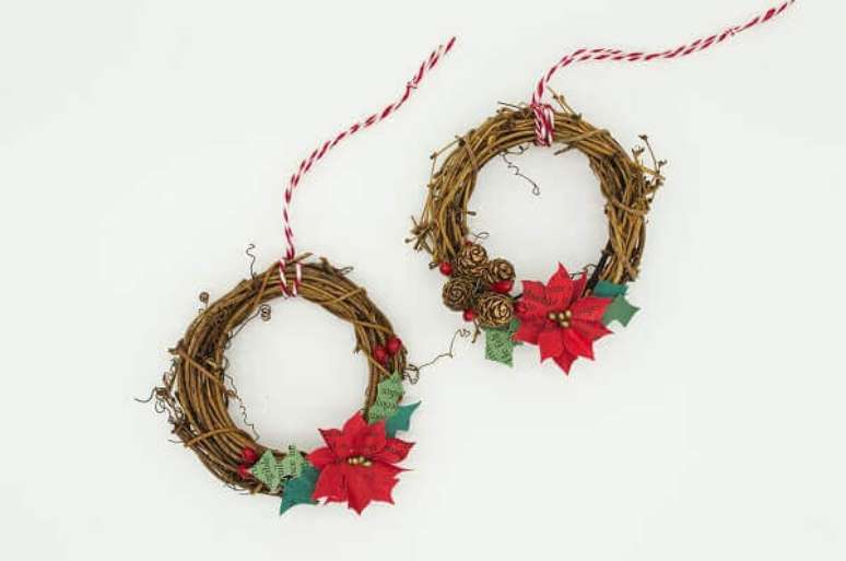 27- As mini guirlandas utilizam a flor de natal para completar a decora&ccedil;&atilde;o da &aacute;rvore de natal. Fonte: Mel Poole