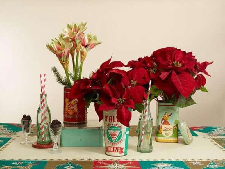 30- A flor de natal enfeita utens&iacute;lios em estilo vintage. Fonte: Studio Lab Deccor