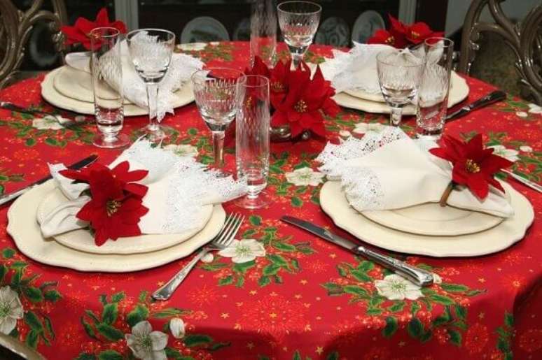 42- Mesa decorada tem flor de natal em destaque. Fonte: Para Inspira&ccedil;&atilde;o