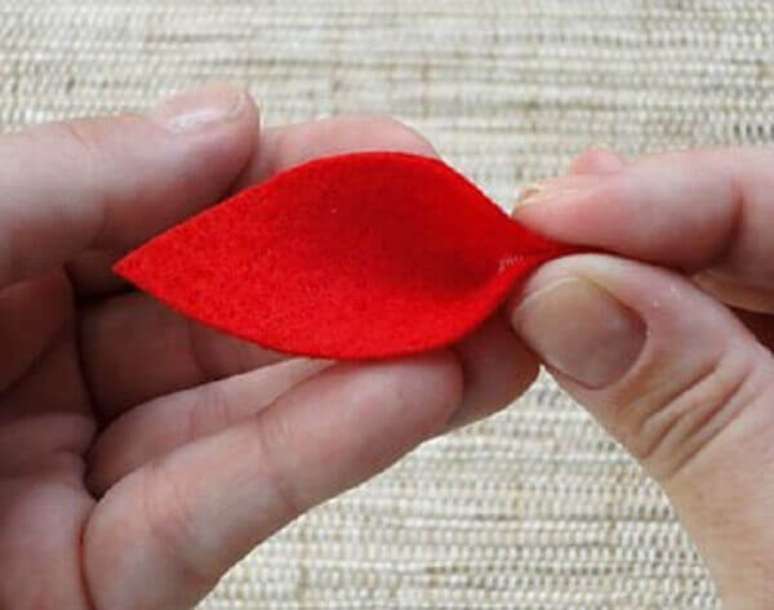 6- Cole as pontas inferiores das folhas. Fonte: Vila do Artes&atilde;o