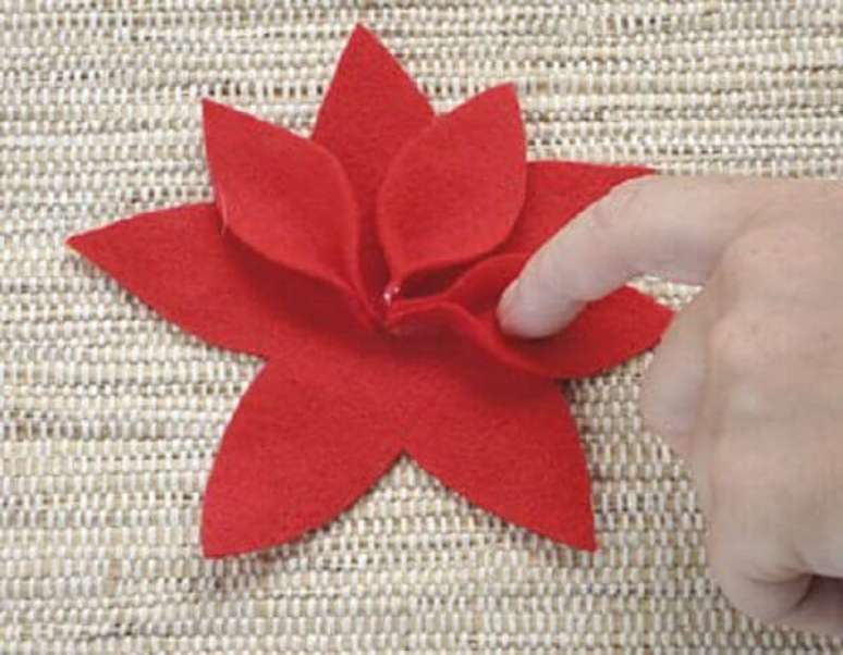 7- Cole as folhas no centro da flor. Fonte: Vila do Artes&atilde;o