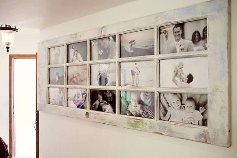 24. Painel de fotos de madeira com fotos da família na sala de casa – Por: Pinterest