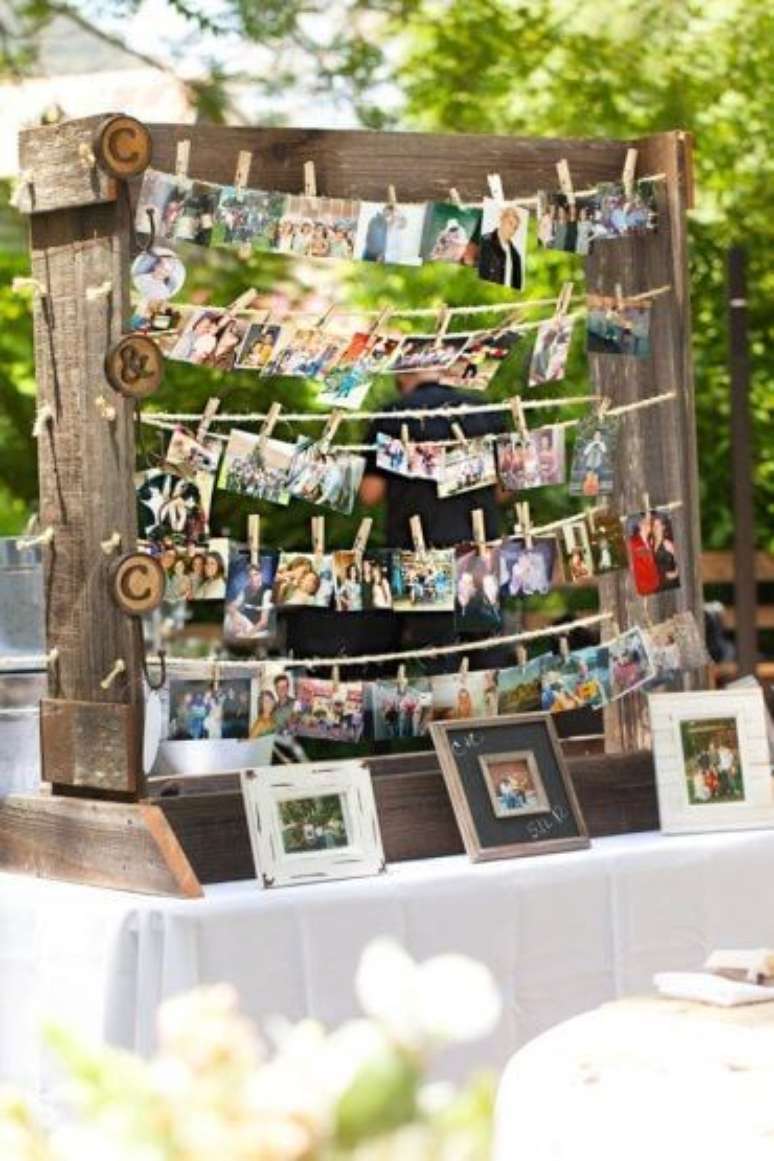 36. O painel de fotos para a festa de casamento &eacute; lindo e faz toda diferen&ccedil;a na decora&ccedil;&atilde;o &ndash; Por: Salve a Noiva