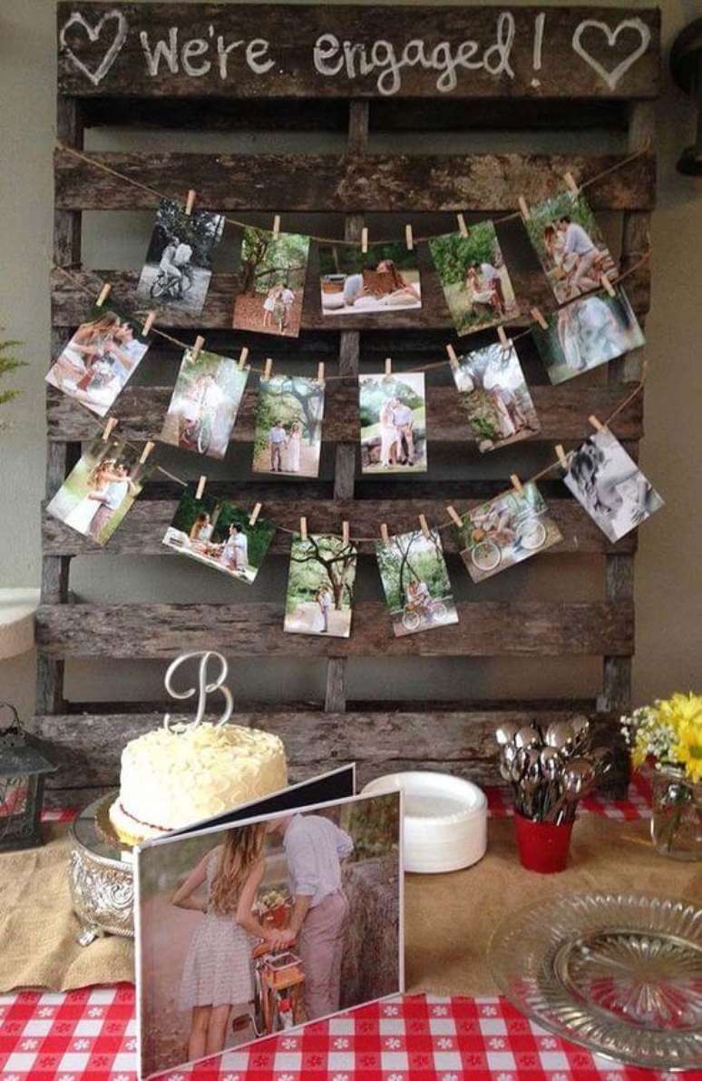 37. O painel de fotos decorando a festa de noivado &ndash; Por: Decor F&aacute;cil
