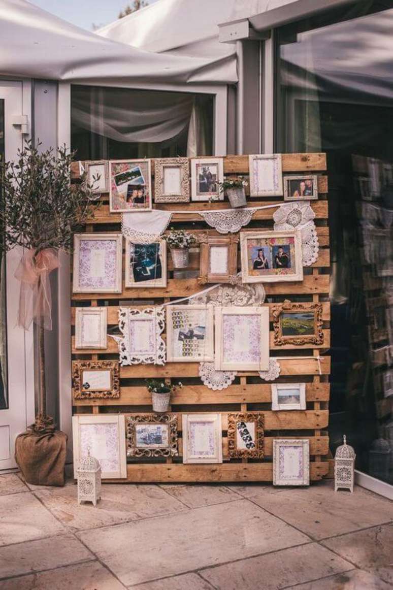 5. Escolha um painel de fotos de madeira lindo para contar a história da sua família na festa – Por: Casar é um barato