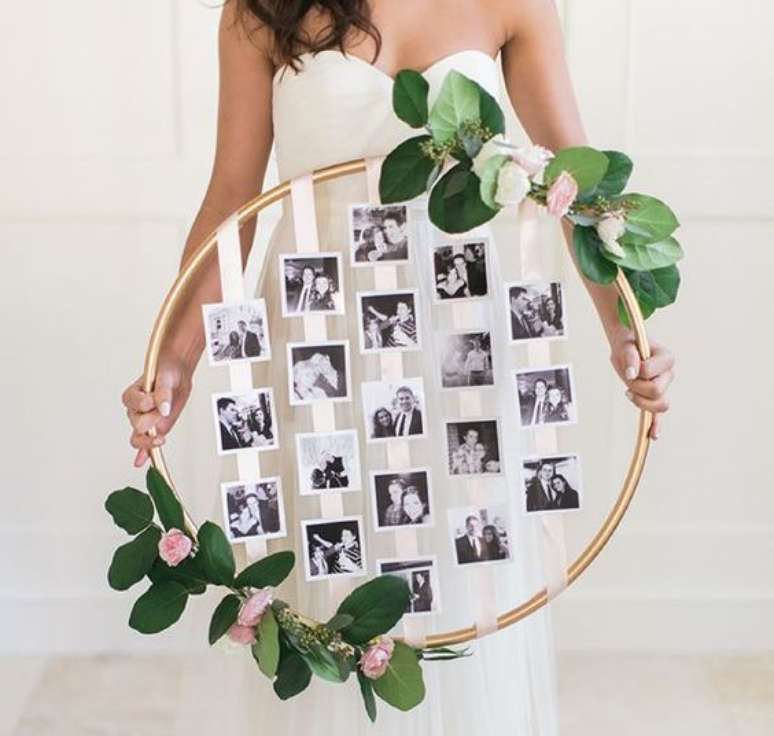 39. Painel de fotos para festa decorado com flores &ndash; Por: We Share Ideas